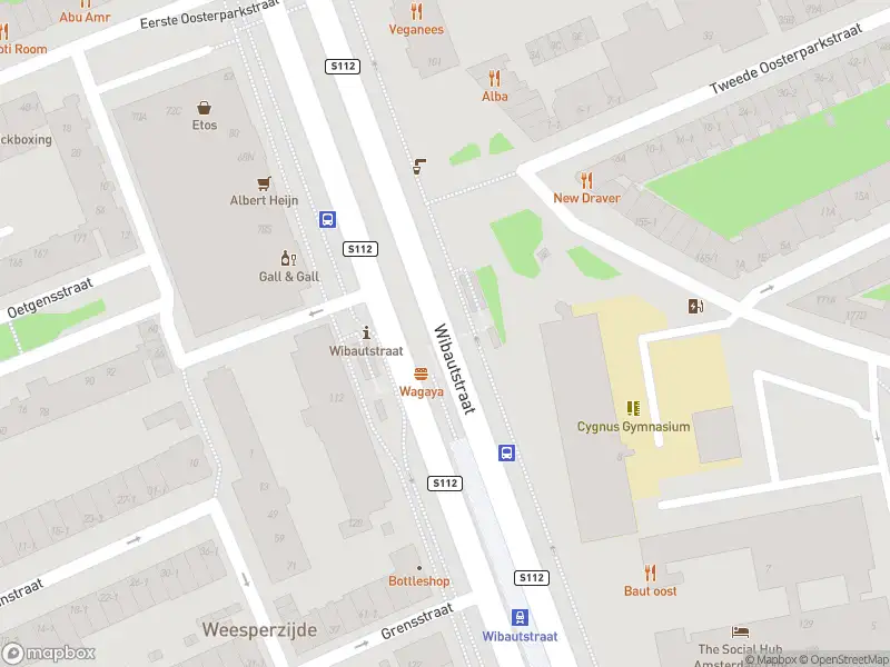 Ambulance met gepaste spoed naar de Metrostation Wibautstraat in Amsterdam