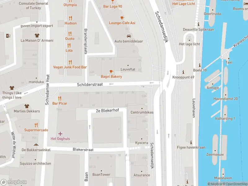 Ambulance met grote spoed naar de Schilderstraat in Rotterdam