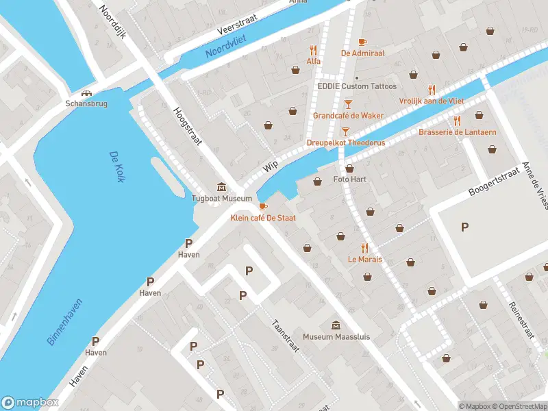 Ambulance met grote spoed naar de Zuiddijk in Maassluis