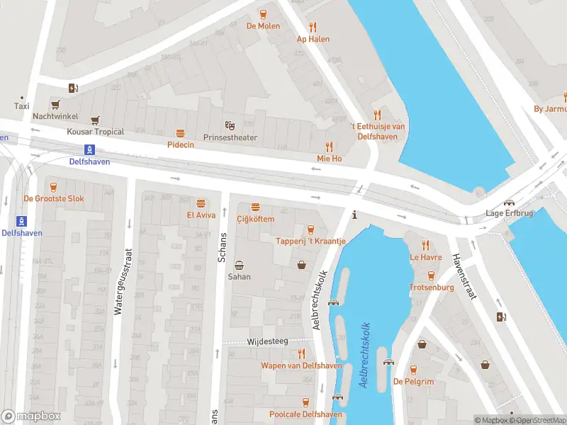 Ambulance met grote spoed naar de Schiedamseweg in Rotterdam