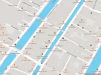 Politie met grote spoed naar de Warmoesstraat in Amsterdam vanwege steekincident