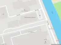 Ambulance met grote spoed naar de Rijnweg in Delft