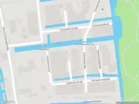 Ambulance met grote spoed naar de Bouwlustplaats in Haarlem