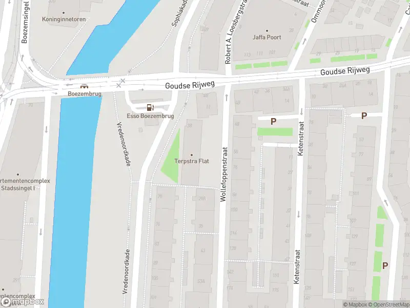 Ambulance met grote spoed naar de Wollefoppenstraat in Rotterdam