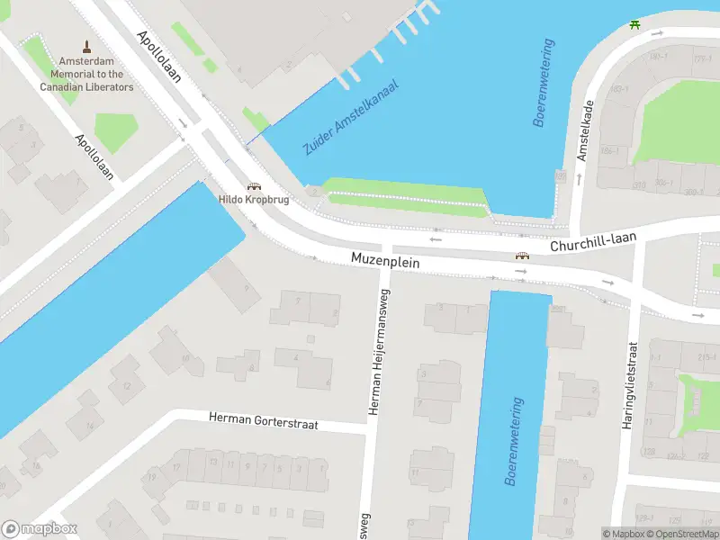 Ambulance met gepaste spoed naar de Muzenplein in Amsterdam