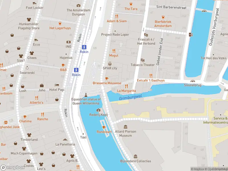 Ambulance met grote spoed naar de Langebrugsteeg in Amsterdam