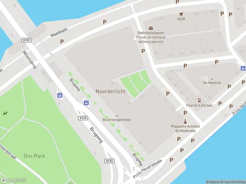 Ambulance met grote spoed naar de Prins Frederikplein in Rotterdam