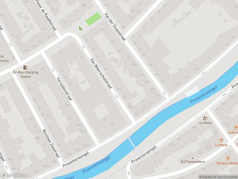 Ambulance met grote spoed naar de Van Waerschutstraat in Rotterdam