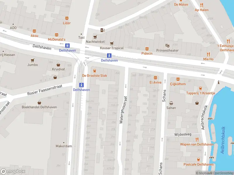 Ambulance met grote spoed naar de Watergeusstraat in Rotterdam