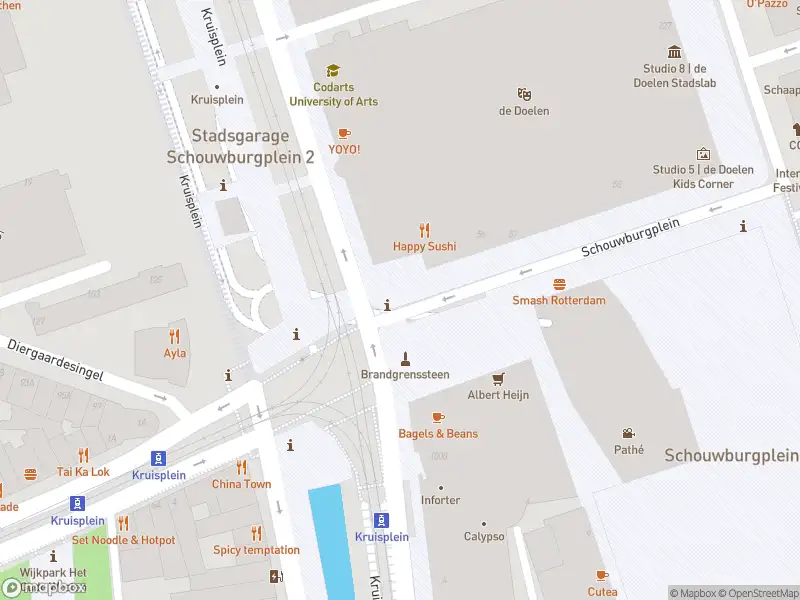 Ambulance met grote spoed naar de Kruisplein in Rotterdam