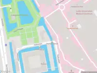 Ambulance met gepaste spoed naar de Pesthuislaan in Leiden