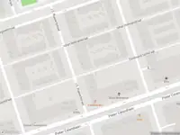 Ambulance met grote spoed naar de Ferdinant Spitstraat in Amsterdam