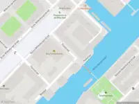 Ambulance met gepaste spoed naar de Oostenburgergracht in Amsterdam