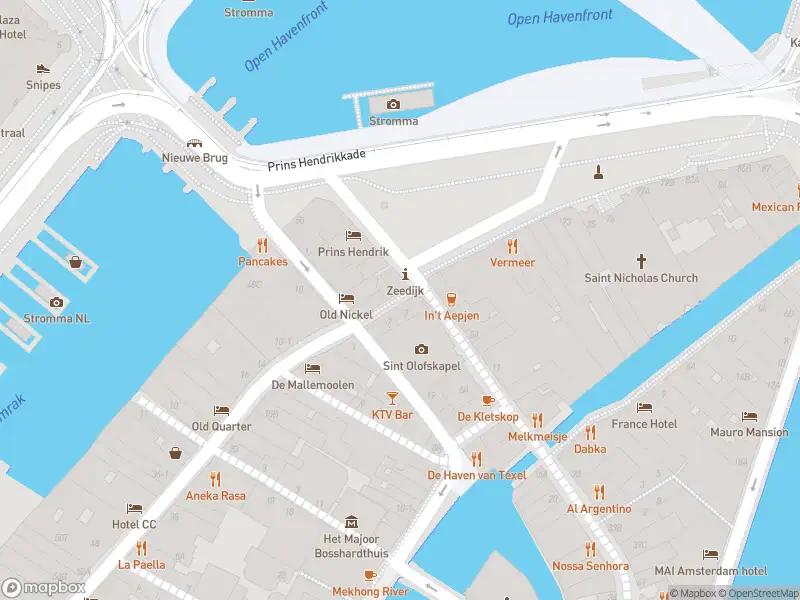 Ambulance met gepaste spoed naar de Sint Olofspoort in Amsterdam