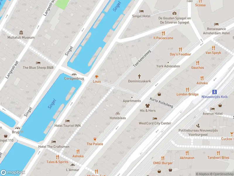 Ambulance met grote spoed naar de Korte Korsjespoortsteeg in Amsterdam