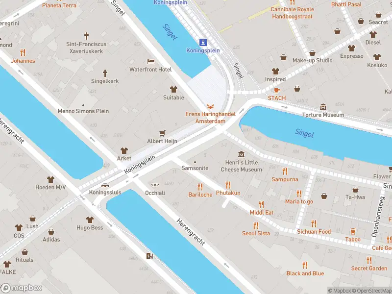 Ambulance met gepaste spoed naar de Koningsplein in Amsterdam