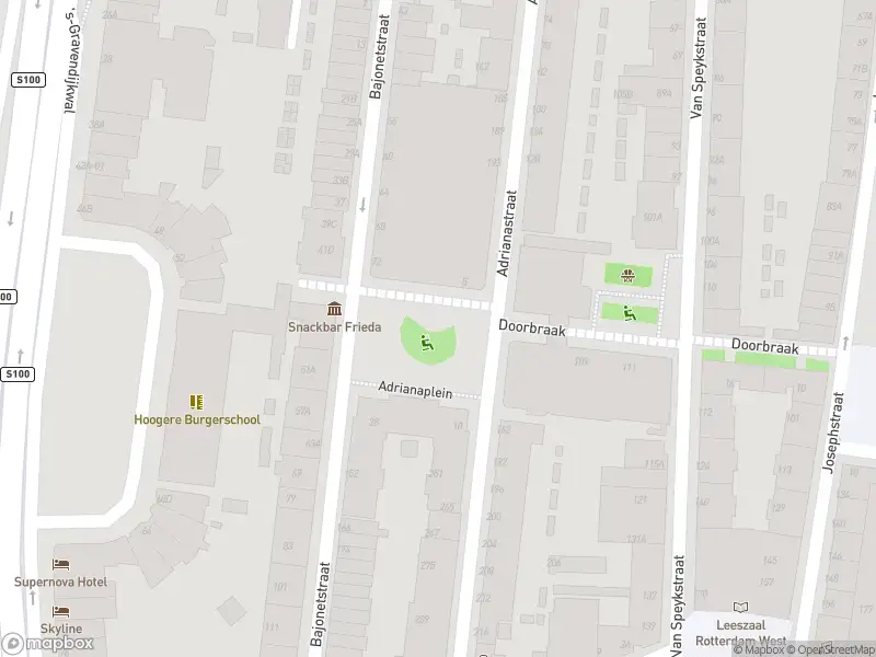 Ambulance met gepaste spoed naar de Adrianaplein in Rotterdam