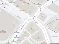 Ambulance met grote spoed naar de Waterlooplein in Amsterdam