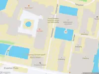 Ambulance met gepaste spoed naar de Burgemeester Oudlaan in Rotterdam