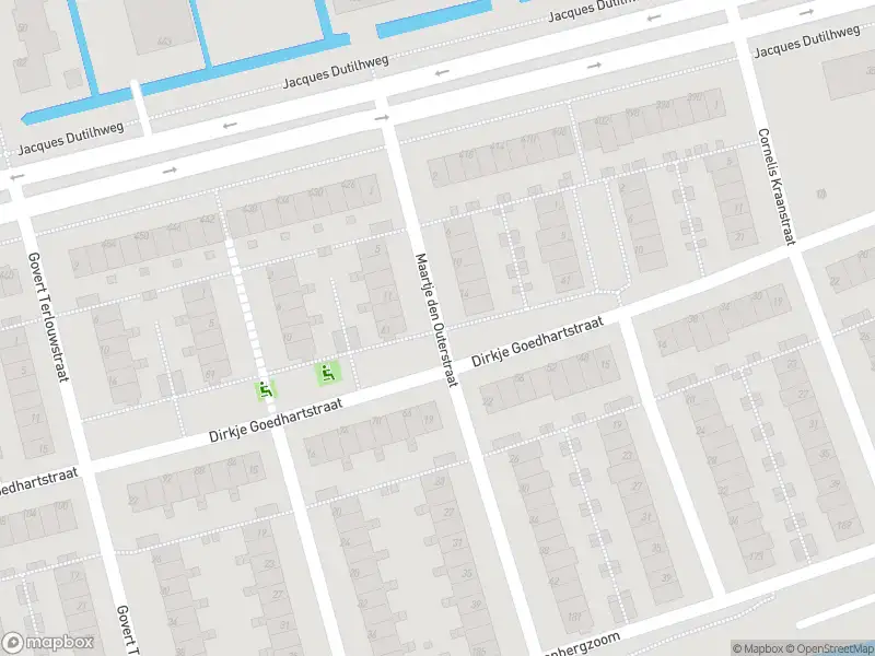 Ambulance met grote spoed naar de Maartje den Outerstraat in Rotterdam