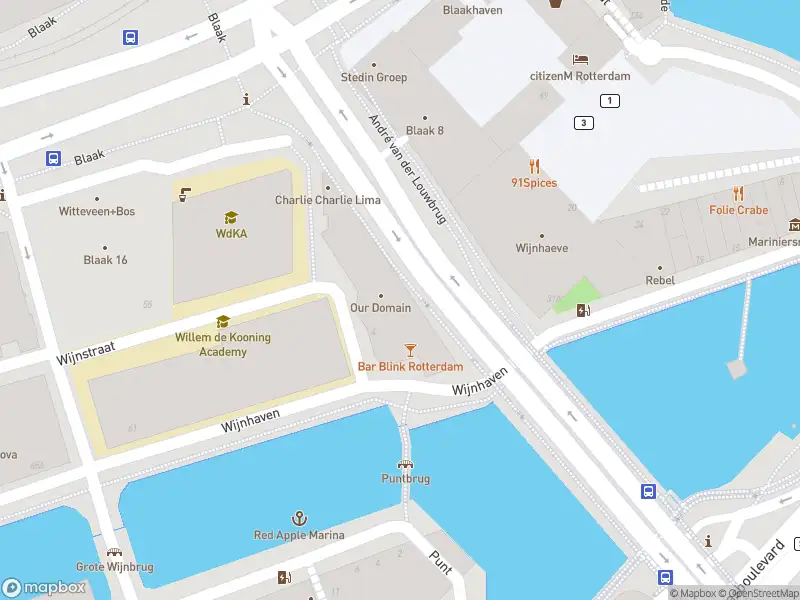 Ambulance met grote spoed naar de André van der Louwbrug in Rotterdam