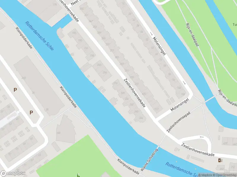 Ambulance met gepaste spoed naar de Zestienhovensekade in Rotterdam