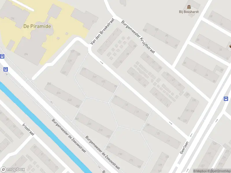 Ambulance met gepaste spoed naar de Burgemeester Crezéestraat in Ridderkerk