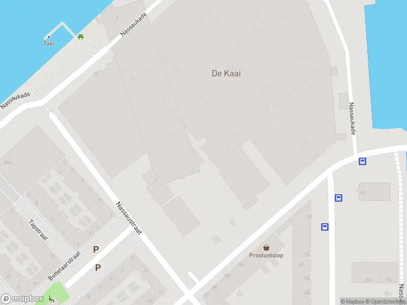 Ambulance met grote spoed naar de Nassaustraat in Rotterdam