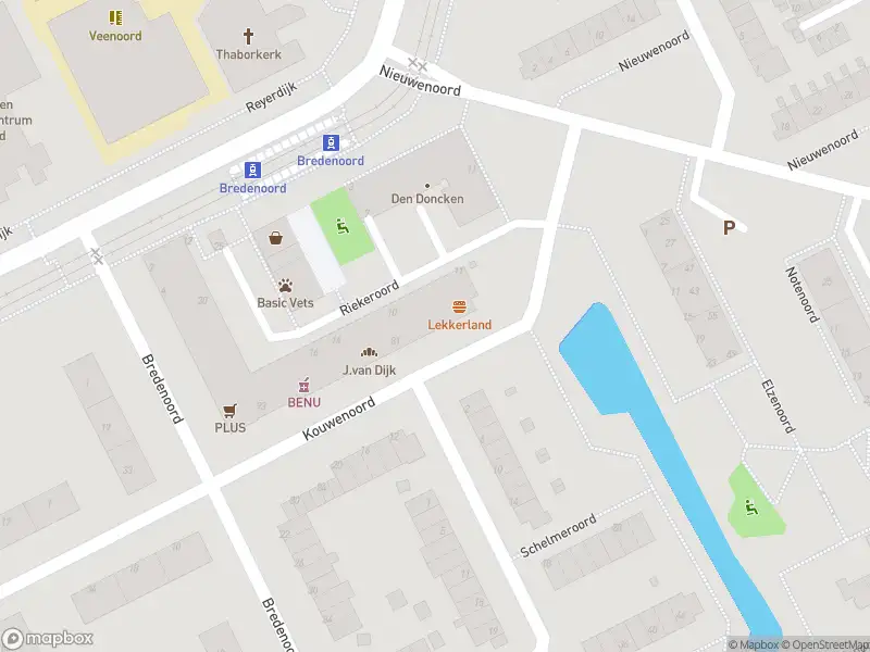 Ambulance met grote spoed naar de Kouwenoord in Rotterdam