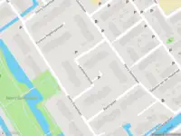 Ambulance met grote spoed naar de Landsteinerbocht in Delft