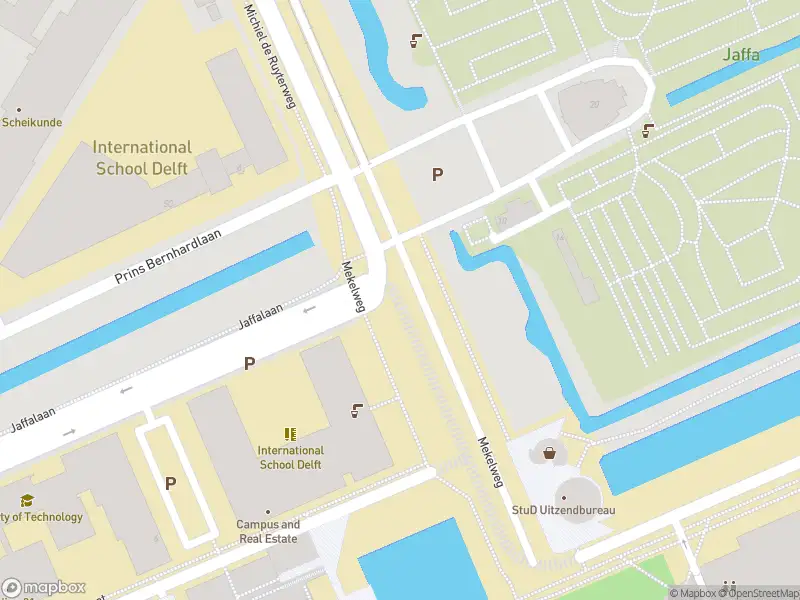 Ambulance met grote spoed naar de Jaffalaan in Delft