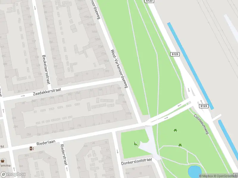 Ambulance met grote spoed naar de West-Varkenoordseweg in Rotterdam