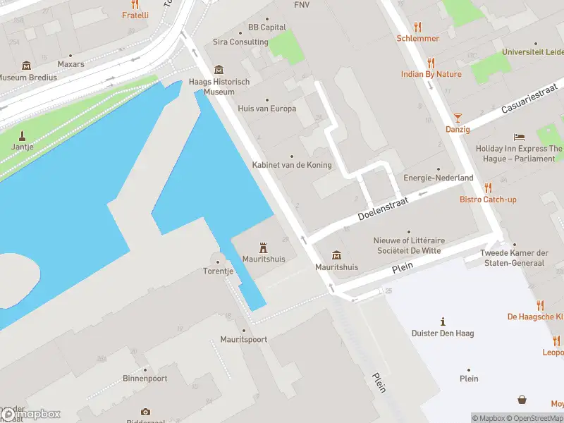 Ambulance met grote spoed naar de Korte Vijverberg in 's-Gravenhage