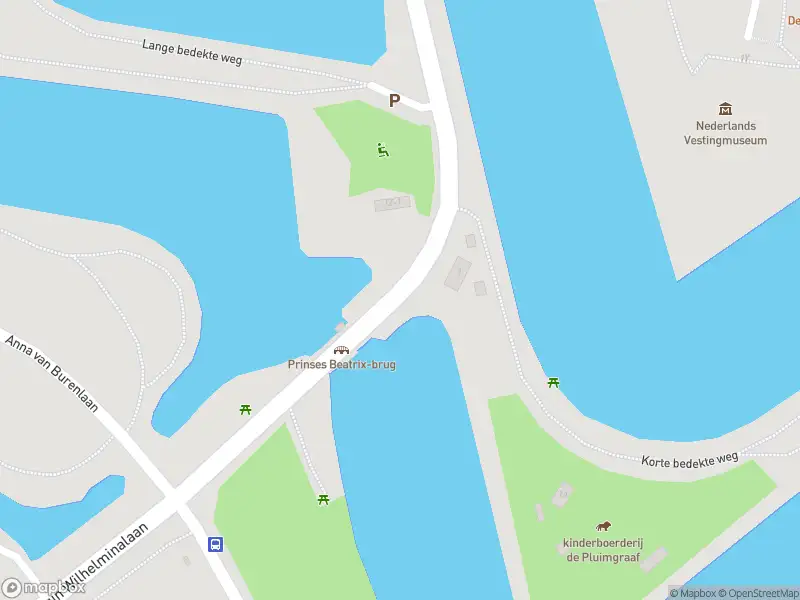 Politie naar de Burgemeester M.P. van Wettumweg in Naarden vanwege aanrijding met letsel