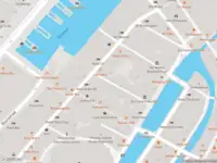 Brandweer met gepaste spoed naar de Heintje Hoekssteeg in Amsterdam vanwege een buitenbrand