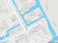 Ambulance met grote spoed naar de Pietersbergweg in Amsterdam