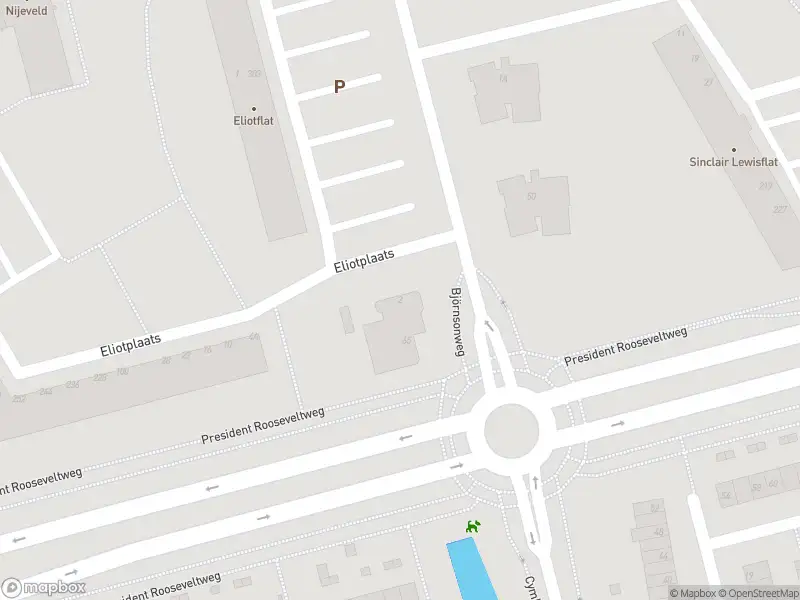 Ambulance met grote spoed naar de Eliotplaats in Rotterdam