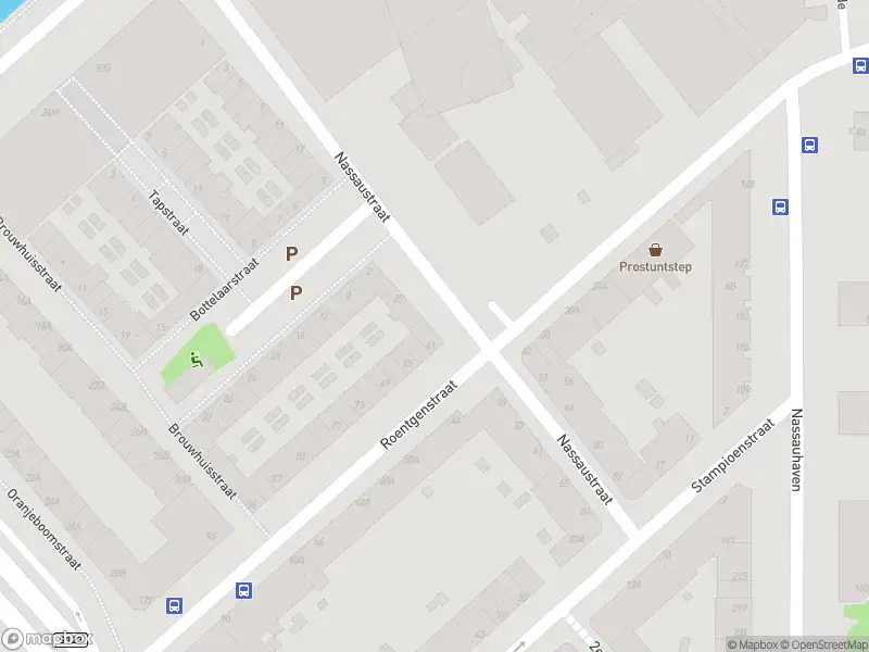 Ambulance met grote spoed naar de Nassaustraat in Rotterdam