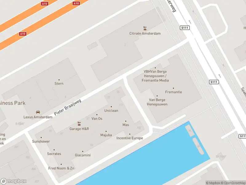 Ambulance met grote spoed naar de Pieter Braaijweg in Amsterdam-Duivendrecht