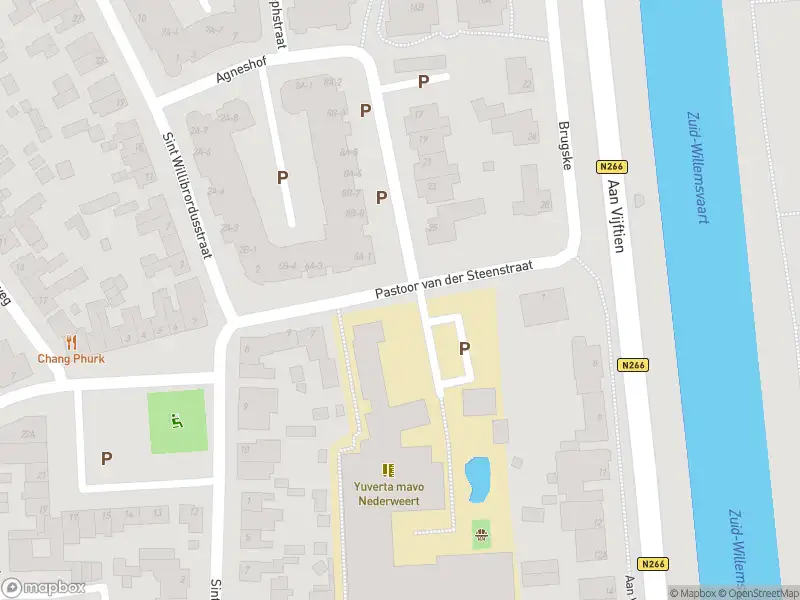 Ambulance met grote spoed naar de Pastoor van der Steenstraat in Nederweert