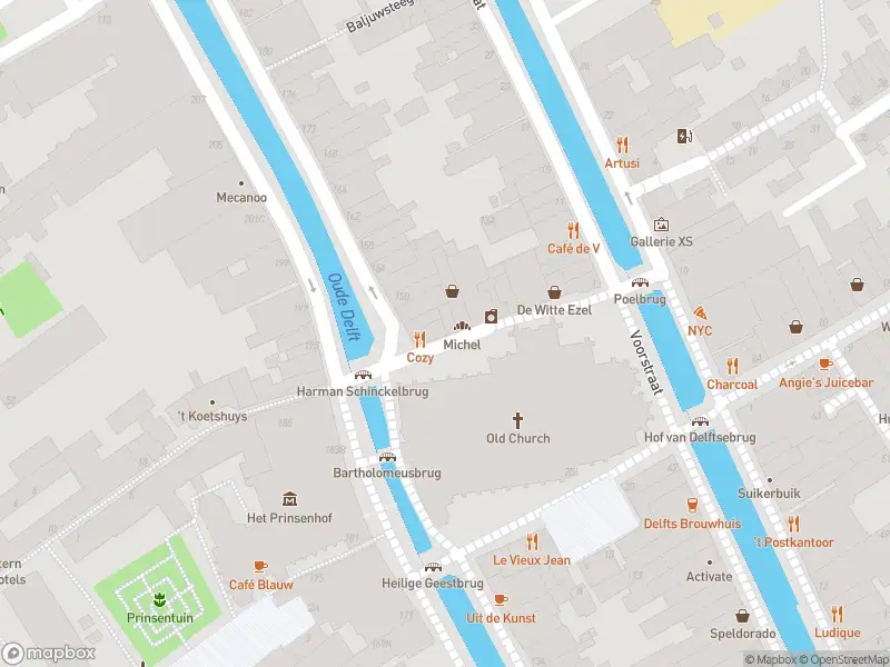 Ambulance met grote spoed naar de Oude Kerkstraat in Delft