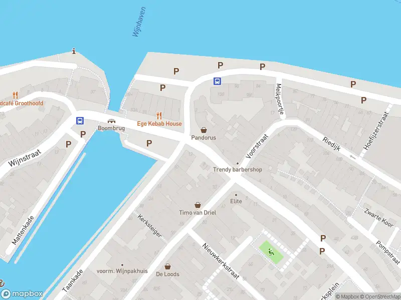 Ambulance met gepaste spoed naar de Boomstraat in Dordrecht