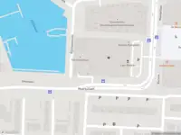 Ambulance met grote spoed naar de Rijnhavenkade in Alphen aan den Rijn