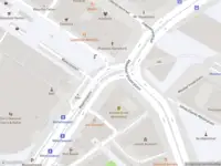 Ambulance met gepaste spoed naar de Waterlooplein in Amsterdam