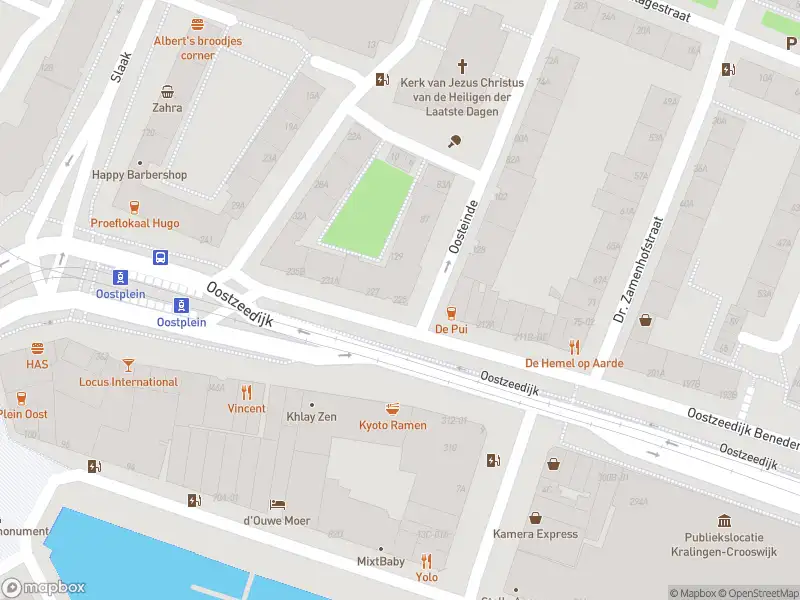 Ambulance met grote spoed naar de Oostzeedijk Beneden in Rotterdam