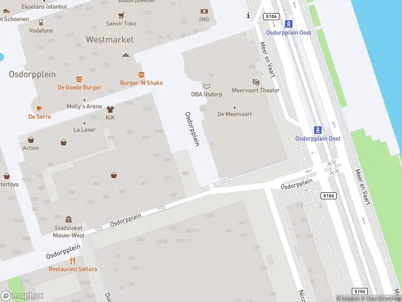 Ambulance met grote spoed naar de Hoekenes in Amsterdam