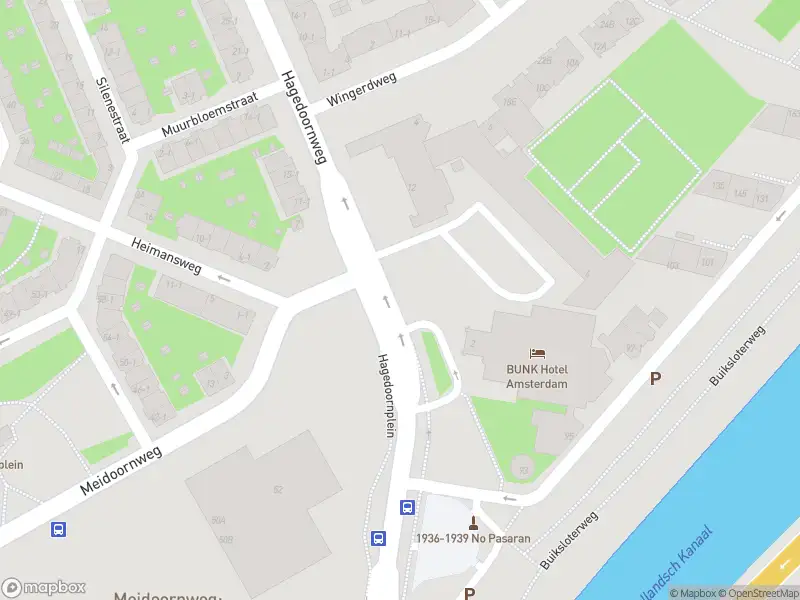 Ambulance met grote spoed naar de Hagedoornplein in Amsterdam