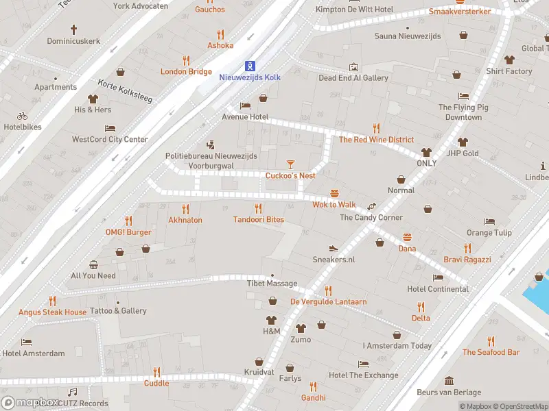 Ambulance met gepaste spoed naar de Nieuwezijds Kolk in Amsterdam