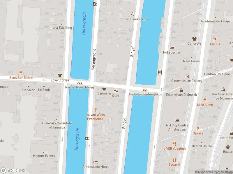 Ambulance met gepaste spoed naar de Oude Spiegelstraat in Amsterdam