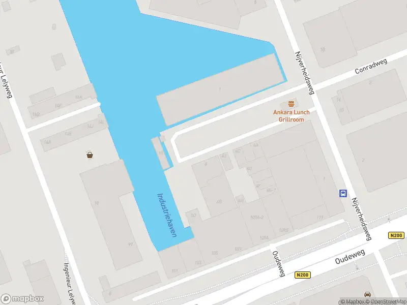 Ambulance met grote spoed naar de Conradkade in Haarlem